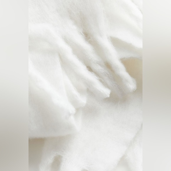 H&M brushed finish scarf (white) - Picture 2 of 2